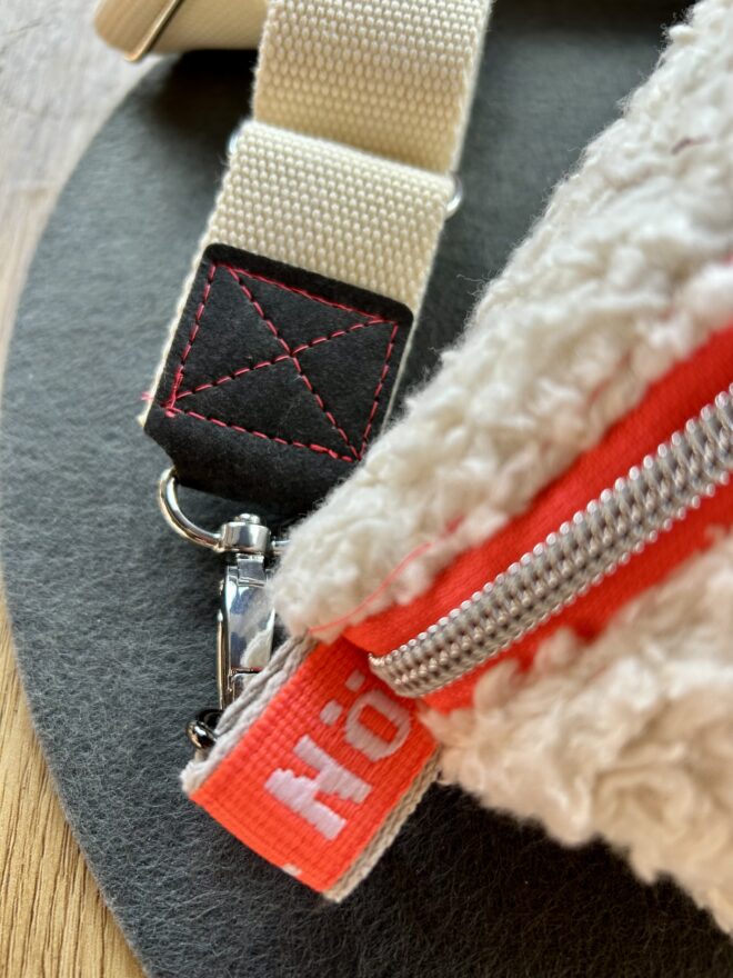 Bauchtasche BASY aus Teddystoff mit Akzenten in Neon-Pink – Bild 8