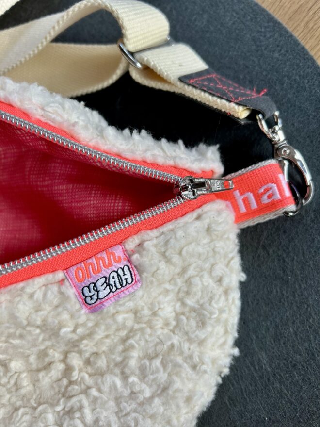 Bauchtasche BASY aus Teddystoff mit Akzenten in Neon-Pink – Bild 2
