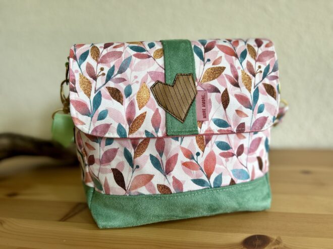 Schultertasche Estelle – Dein blumiger Begleiter mit Stil