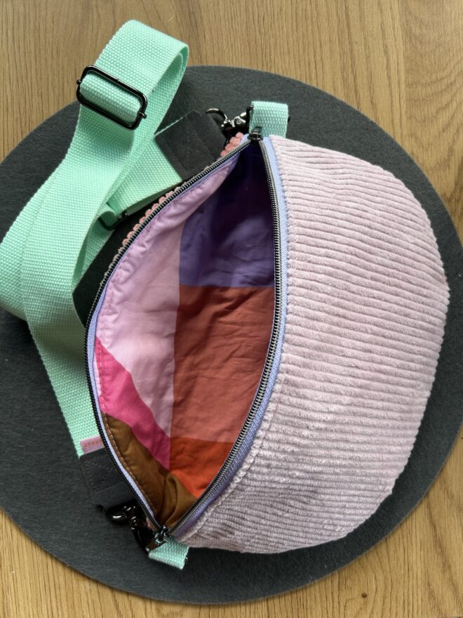 Bauchtasche BASY – Colourblock-Design aus Pastell-Cord | Crossbody-Tasche für den Frühling – Bild 3