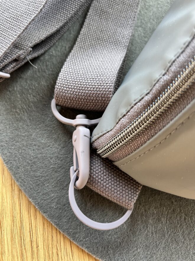 Bauchtasche BASY – Wasserabweisend & leicht in Grau | Crossbody-Tasche aus Regenjackenstoff – Bild 3